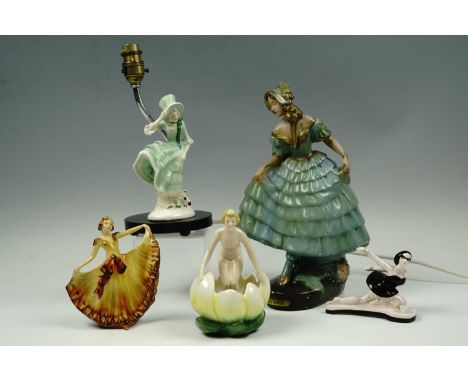 Four 1930s kitsch figures of dancing ladies etc together with a similar figural table lamp, tallest 32 cm, nude (a/f)