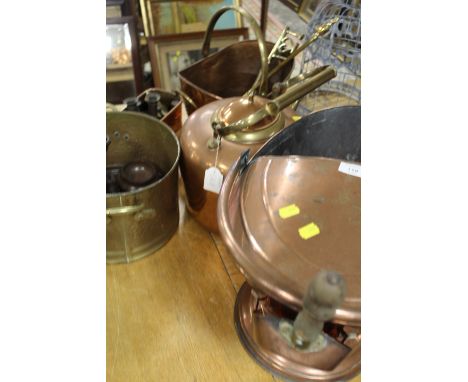 A SELECTION OF BRASS AND COPPER WARE TO INCLUDE A LARGE KETTLE , A HELMET SHAPE COAL WITH SHOVEL ETC