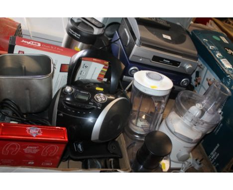 A SELECTION OF ELECTRICAL ITEMS TO INCLUDE A KENWOOD MIXER, A MORPHY RICHARDS SOUP MAKER, RECORD DECK AND A GRUNDIG RADIO