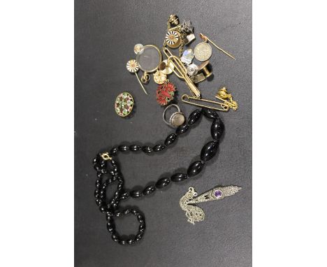 QUANTITY OF VINTAGE JEWELLERY INCLUDING SILVER