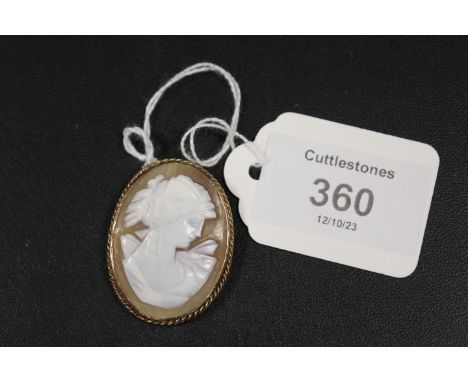 A VINTAGE 9CT GOLD CAMEO PENDANT