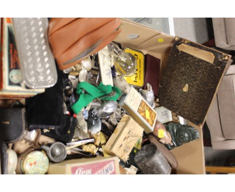 A TRAY OF VINTAGE COLLECTABLES TO INCLUDE POCKET WATCHES, SUGAR TONGS. TRINKET BOXES ETC