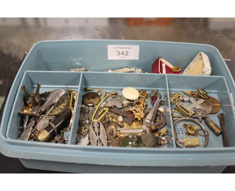 BOX CONTAINING ANTIQUE AND VINTAGE JEWELLERY