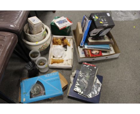 A TRAY OF ASSORTED COLLECTABLES TO INCLUDE VINTAGE PLASTER OF PARIS MODEL MOLDS