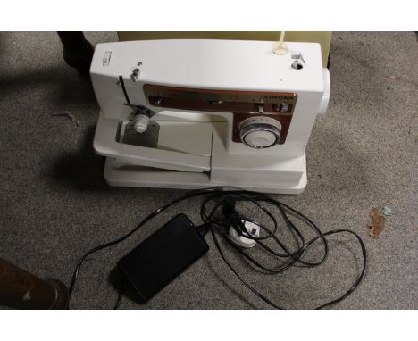 A VINTAGE CASED SINGER 6105 ELECTRIC  SEWING MACHINE (UNCHECKED)