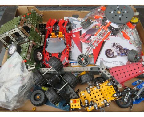 A TRAY OF MODERN MECCANO CONSTRUCTION VEHICLES TOGETHER WITH SOME VINTAGE AND MODERN CONSTRUCTION GUIDES