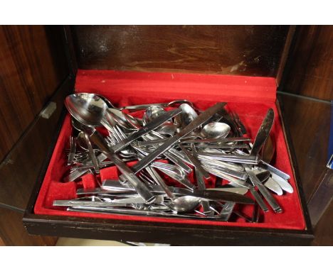A CANTEEN OF ONEIDA CUTLERY (CONTENTS UNCHECKED)