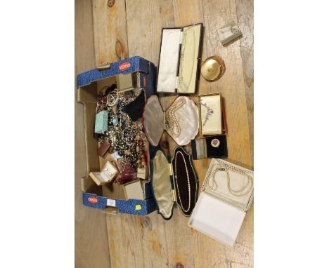A TRAY OF VINTAGE AND MODERN COSTUME JEWELLERY