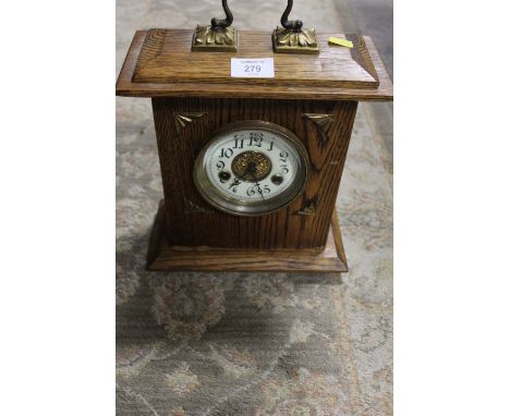A OAK CASED MANTLE CLOCK 