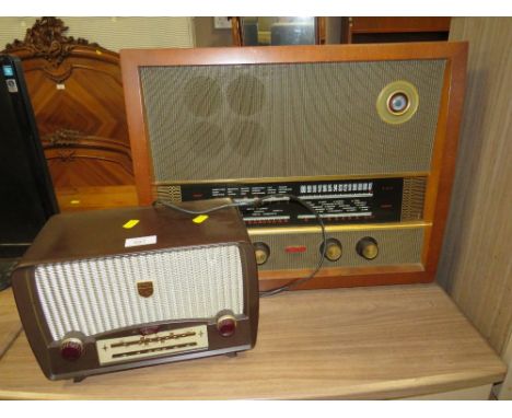 A VINTAGE ULTRA BAKELITE RADIO PLUS A MURPHY RADIO (2)