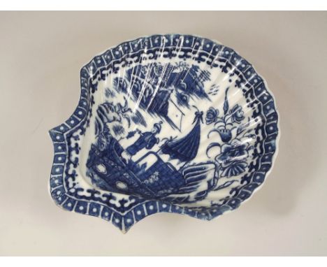 CAUGHLEY. A late 18th century Caughley scallop shaped pickle dish, in the Fisherman pattern. 16 x 14cm.