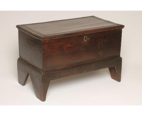 AN OAK BOARDED BOX, early/mid 18th century, the hinged lid with gauged perimeter banding opening to a (now) void interior, th