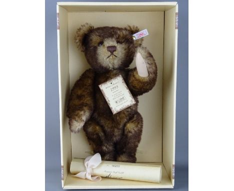 A STEIFF BRITISH COLLECTOR'S BEAR, 1995, brown tipped 35, limited edition no. 00225/3000, boxed with certificates, ear button