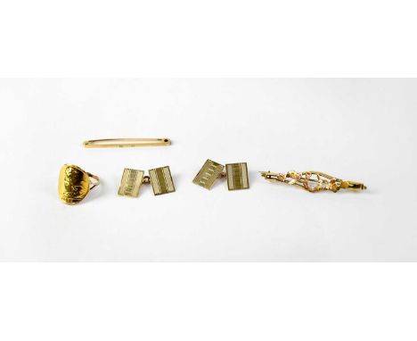 A 9ct gold bar brooch, a 9ct stick pin brooch, a pair of 9ct gold cufflinks and a sovereign ring, combined approx. 11.8g (4)