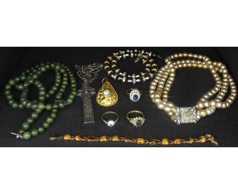 Various items of costume jewellery to include a double string of green jade-style beads, simulated pearls, Celtic cross penda