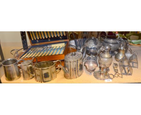 Large quantity of silver plate including an oak tray with plated gallery, four piece tea service, quantity of flatware and ot