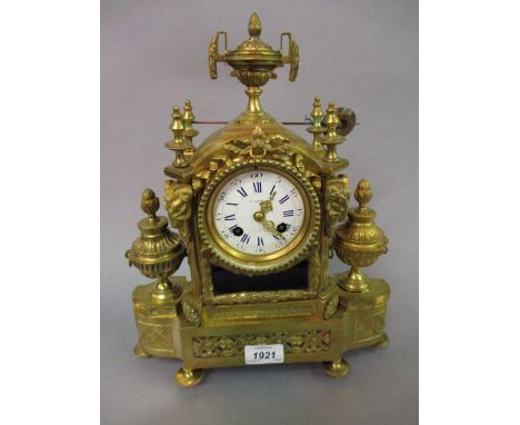 Gilt brass two train mantel clock (1860 / 1870), the white dial signed S. Worms, Paris, surmounted by a classical urn with a 