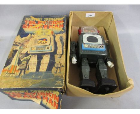 Mid 20th Century Japanese battery operated tin plate robot, in original box