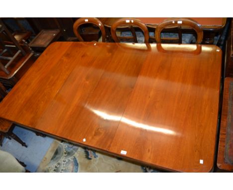 Good quality Victorian walnut rectangular wind-out extending dining table, the moulded top with three extra leaves above a mo