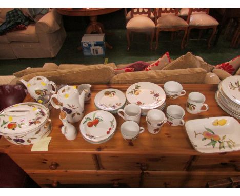 SELECTION OF ROYAL WORCESTER DINING AND TEA WARE INCLUDING EVESHAM PATTERN (AF)