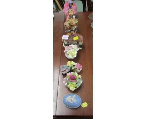 SMALL QUANTITY OF DECORATIVE CHINA INCLUDING HUMMEL FIGURINES, CHINA POSIES AND WEDGWOOD JASPERWARE EGG (AF)
