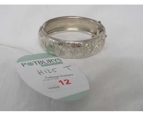 A SMITH EWEN &amp; STYLIC LTD HALF-FOLIATE ENGRAVED SILVER BANGLE WITH SAFETY CHAIN, MARKS FOR CHESTER, 1951 AND MAKER'S STAM