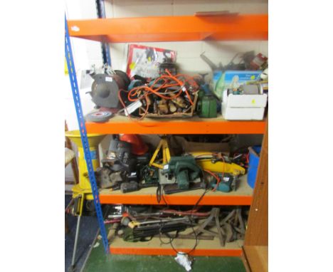 LARGE ASSORTMENT OF HAND TOOLS AND WORKSHOP ITEMS INCLUDING BENCH GRINDER, DRILL, TROLLEY JACK, AXLE STAND AND OTHER ELECTRIC