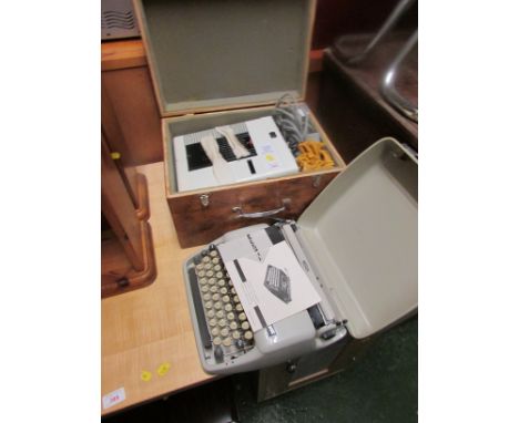 BRAUN SLIDE PROJECTOR IN CARRY CASE (NEEDS A PLUG) TOGETHER WITH A TIPPA S TYPEWRITER