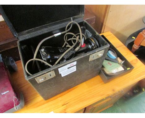 VINTAGE SINGER ELECTRIC SEWING MACHINE IN CARRYING CASE (SOLD AS AN ANTIQUE ITEM - IF TO BE USED WILL REQUIRE REWIRING WITH A