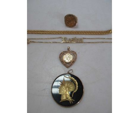 A hallmarked 9ct gold ring mounted with a half sovereign dated 1914, a hallmarked 9ct gold necklace, a hallmarked 9ct gold cu