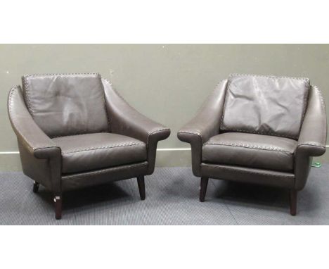 zzz A pair of modern brown leather armchairs (2) A pair of modern brown leather armchairs (2)This lot has been imported from 