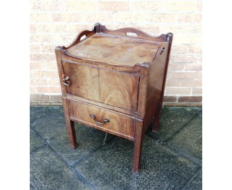 A GEORGIAN MAHOGANY RECTANGULAR TRAY TOP COMMODE  fitted with cupboard and pull out commode drawer. Height 77cm width 53cm de