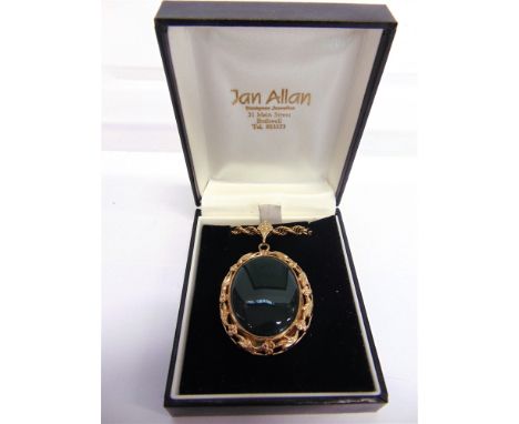 A 9 CARAT GOLD GREEN AGATE PENDANT on a chain, cased