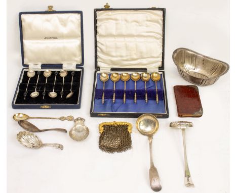 A SMALL QUANTITY OF SILVER to include three silver caddy spoons, a tea strainer, coffee spoons etc