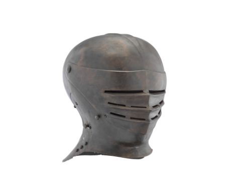with broad rounded one-piece skull strongly shaped to the nape and formed with a broad low hollowed medial comb (the crown pa