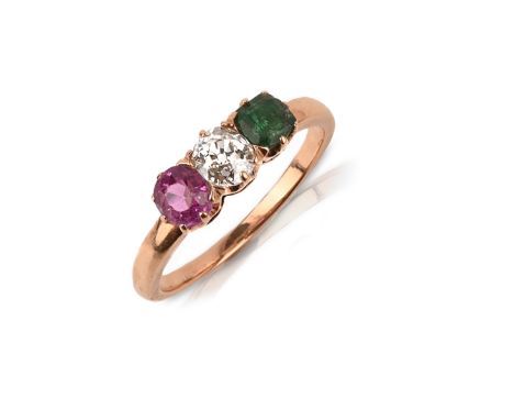 An Edwardian diamond, emerald and sapphire three stone ring, set in yellow gold, size O ½ 