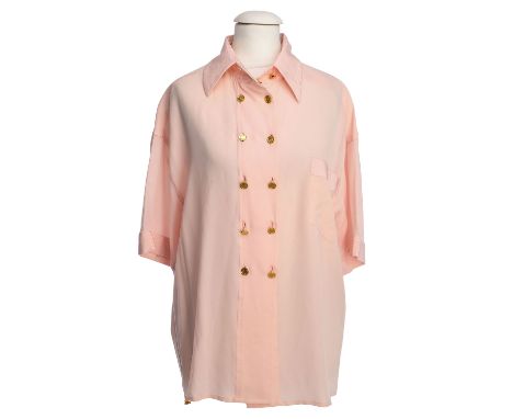 CHANEL VINTAGE Bluse, Gr. ca. 40. Koll. 1987. 100% Seide in Rosa mit goldfarbenen Knöpfen, Zweireiher, Kragen und kurze Ärmel