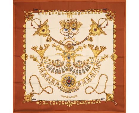 AUFLÖSUNG EINER SAMMLUNG. HERMÈS Seidencarré "PARURES DE SABLES", by Laurence Bourthoumieux, erstmals erschienen 1988. Akt. N
