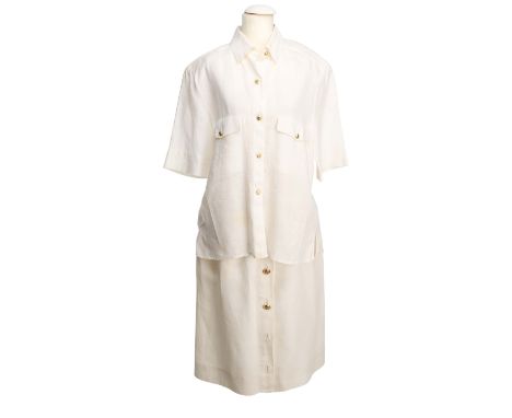 CHANEL VINTAGE Kostüm, Gr. ca. 40. Bluse und Rock aus naturfarbener Leinen und goldfarbenen Knöpfen. Starke Alters-/ und Trag