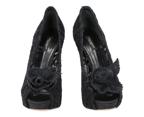 DOLCE & GABBANA Pumps, Gr. 39,5. Schwarzes Modell aus geklöppelter Spitze mit floralem Detail auf dem Fuß, Peep-Toe, Absatzhö