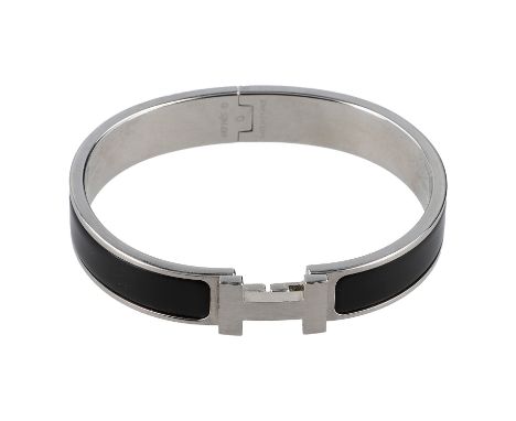 AUFLÖSUNG EINER SAMMLUNG. HERMÈS Armreif "CLIC HH", akt. NP.: 575,-€. Schmaler Armreif aus mattem Email. Gebürstete Palladium