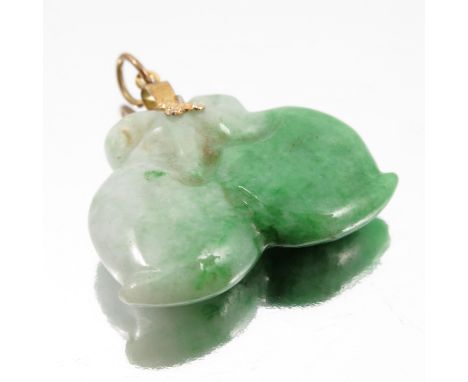 A jade pendant, carved as two peaches, 2.8cm across