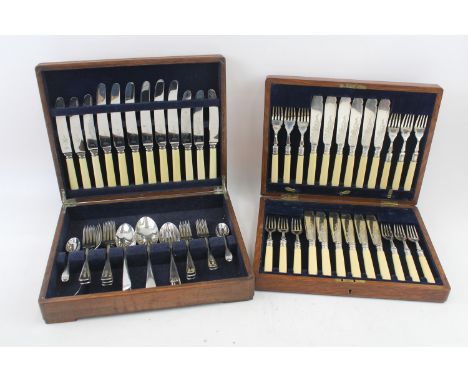 A VINTAGE CUTLERY SET BATTLE AXE 45/24 FISH WOODEN CANTEEN (2), 
