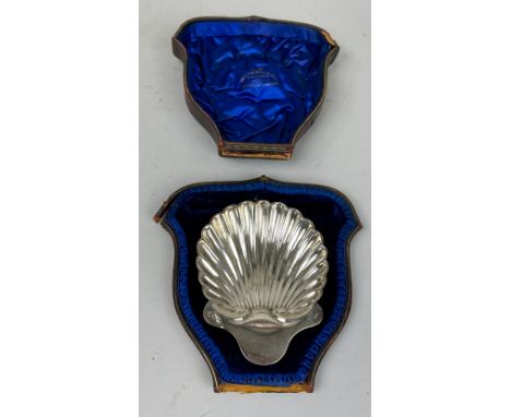 A SILVER SCALLOP SHELL IN CASE, Weight: 64gms 13cm x 10cm Case damaged. 
