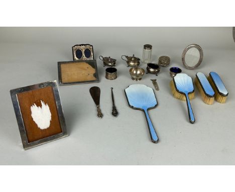 A COLLECTION OF MIXED SILVER TO INCLUDE TWO ANTIQUE SILVER SALTS, PICTURE FRAMES, PART SILVER AND ENAMEL DRESSING SET (QTY) 