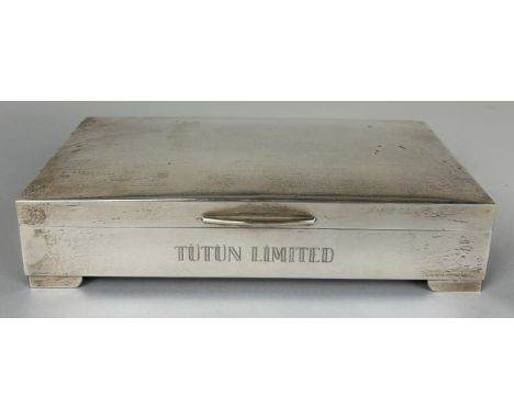 A LARGE 900 SILVER HINGED BOX, 21cm x 11cm x 4.5cm 