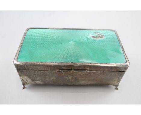 AN ART DECO 925 STERLING SILVER CIGARETTE BOX WITH GREEN GUILLOCHE ENAMEL, 