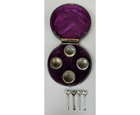 A SET OF FOUR SILVER SALTS AND FOUR SPOONS RETAILED BY ELKINGTON AND CO HOUSED IN ORIGINAL CASE, Total weight: 132gms Case da