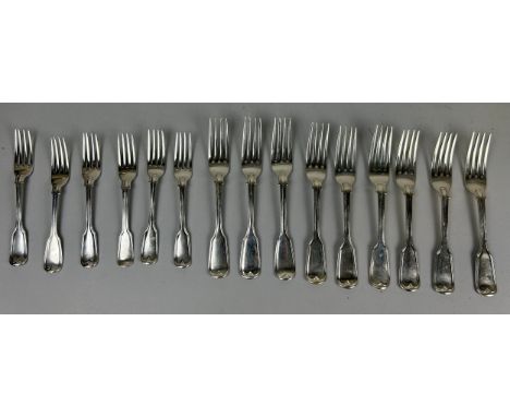 A GROUP OF SILVER FORKS TO INCLUDE MOSTLY VICTORIAN EXAMPLES, SOME GEORGIAN (15) Total weight: 918gms 