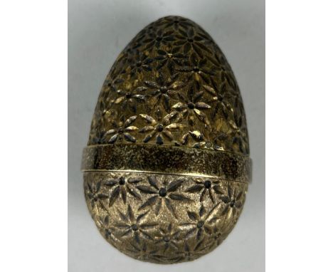 A STUART DEVLIN LONDON SILVER EGG, Opening to reveal a frog with a lilypad. Weight: 174gms. 